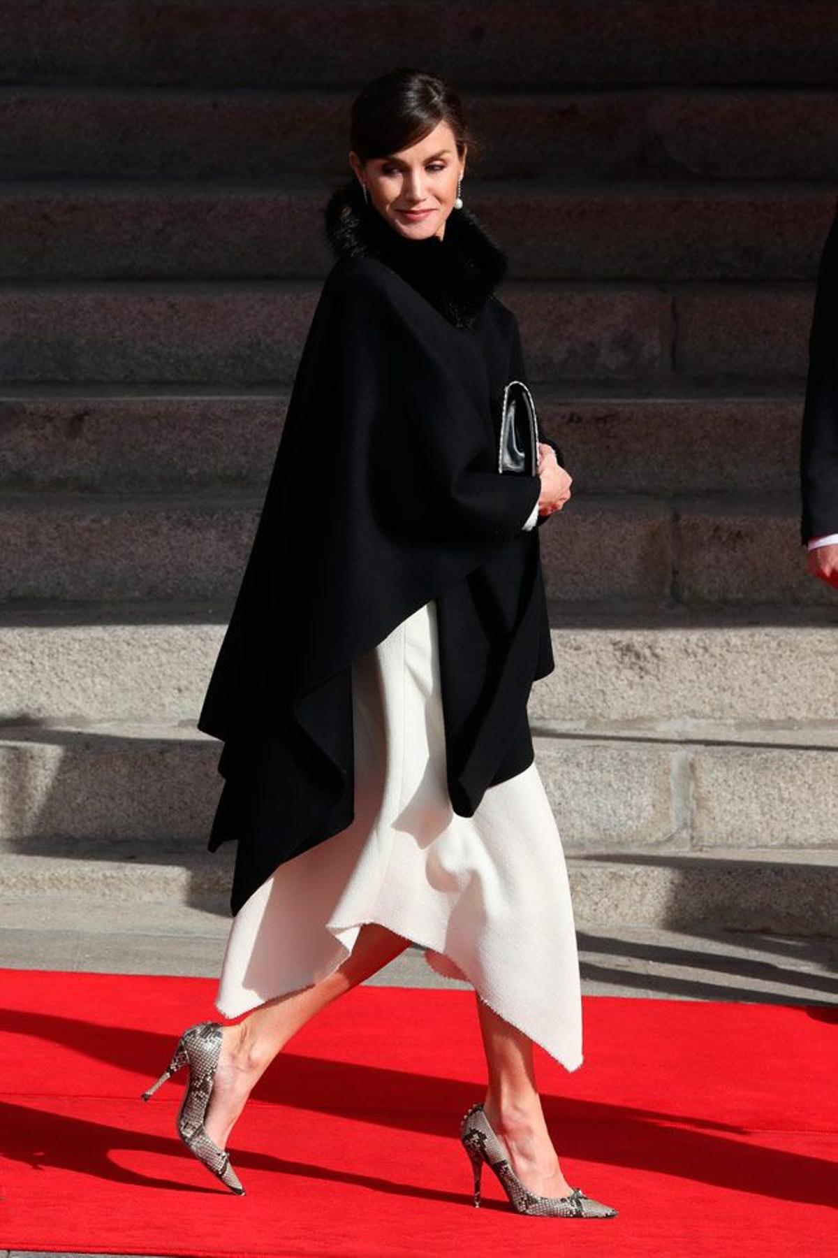 La reina Letizia con vestido blanco, capa negra y accesorios 'animal print' en la apertura de la XIV Legislatura