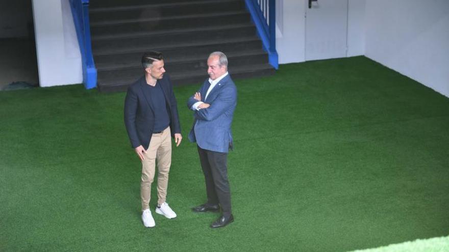 Rubén de la Barrera y Antonio Couceiro conversan este jueves en el túnel de vestuarios de Riazor. |  // VÍCTOR ECHAVE