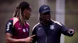 Seedorf, sobre el coruñés Pablo López, su ayudante en el Corinthians: "Es ingeniero, estudioso y de confianza"