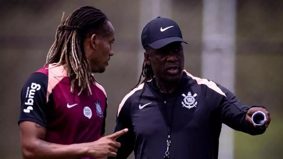 Seedorf, sobre el coruñés Pablo López, su ayudante en el Corinthians: "Es ingeniero, estudioso y de confianza"