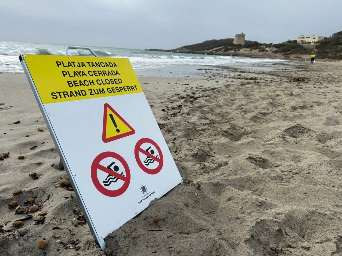 Todas las imágenes de los restos del yate hundido y el cierrer de la playa más cercana a sa Sal Rossa