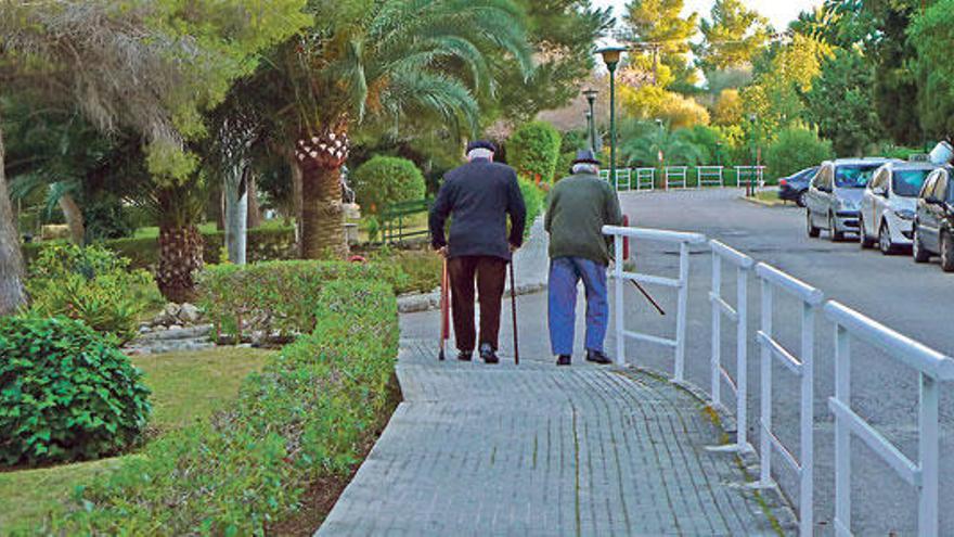 Dos ancianos paseando por los alrededores de la residencia de La Bonanova.