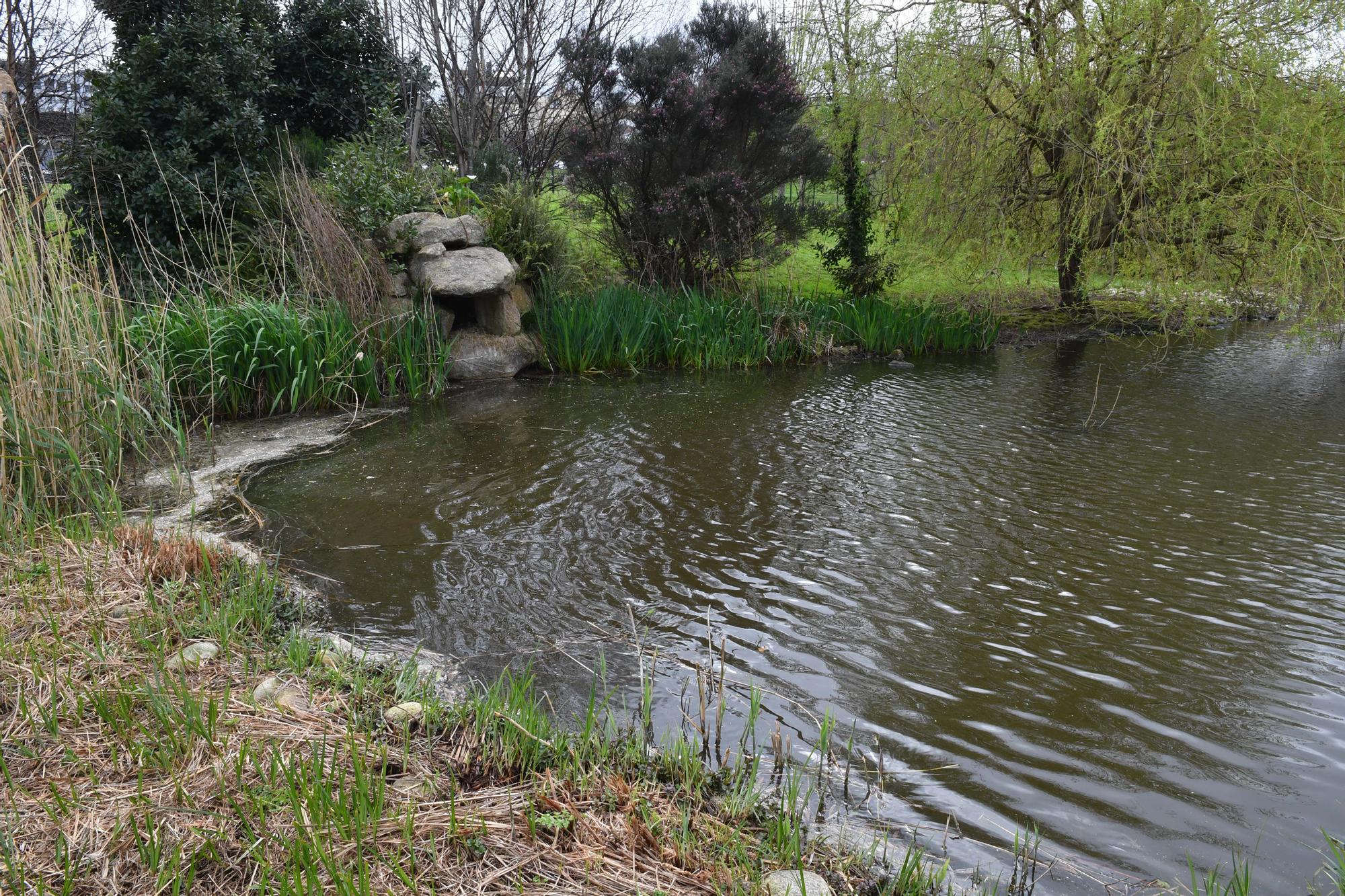 Quejas en Eirís por el estado del parque y la fuente en los jardines