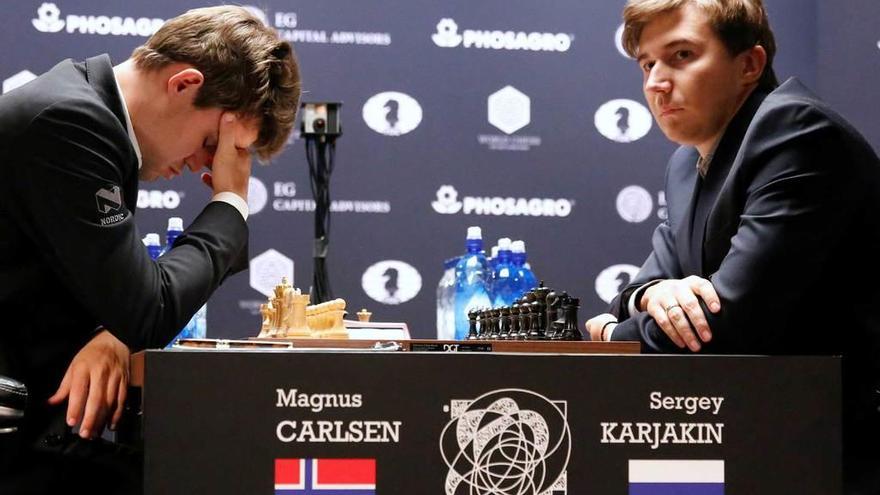 Carlsen, pensativo ante Karjakin.