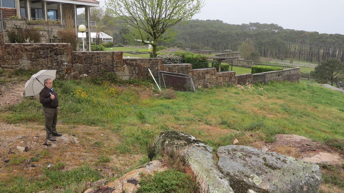 Manuel Castro en la finca motivo de polémica, al lado de la parcela de La Atlántida.