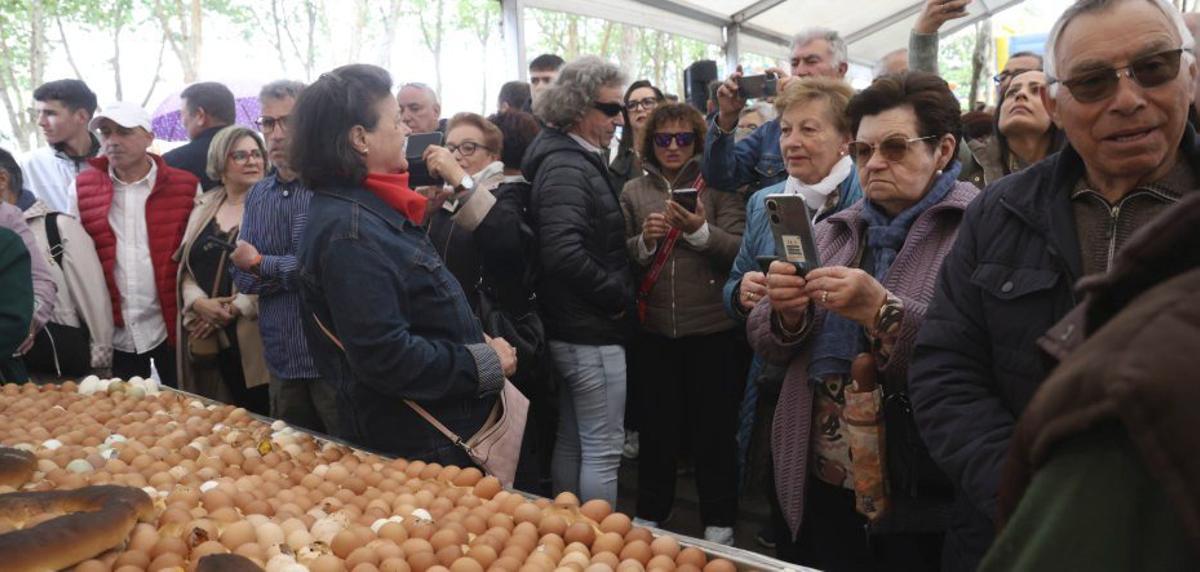 Miembros de la comisión asan churrasco para la comida. | NOÉ PARGA