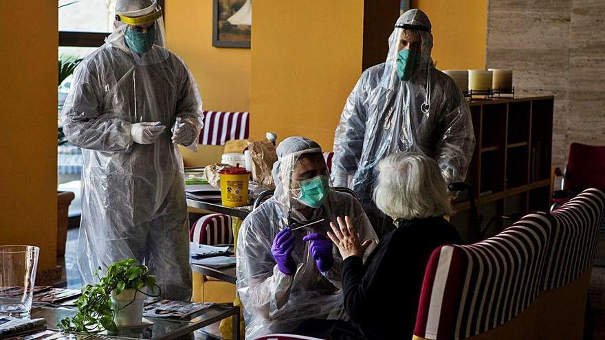 Voluntarios de Open Arms recogen muestras para un ensayo clínico en Barcelona.