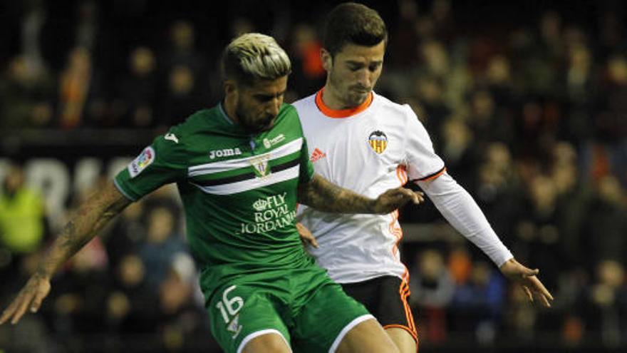 Samu, en el duelo ante el Valencia durante su cesión en el Leganés.