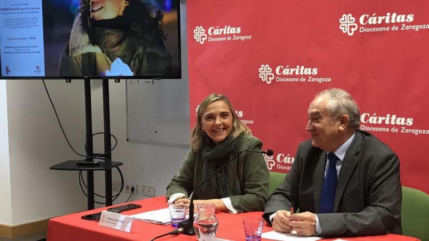 El director de Cáritas Zaragoza, Carlos Gómez, y la secretaria África Navarro. | EL PERIÓDICO