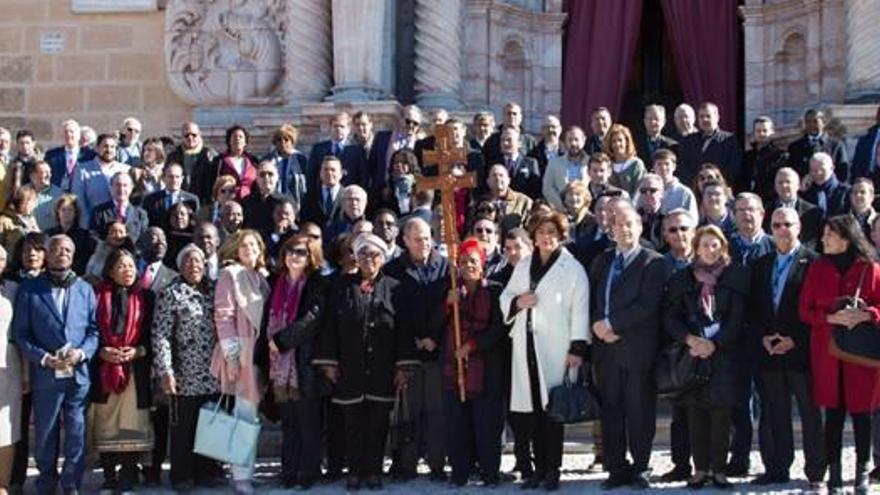 Foto de familia de los participantes en el Congreso de Hermandades y Cofradías desplazados ayer a Caravaca, incluida la primera dama de Guinea, Constancia Mangue.