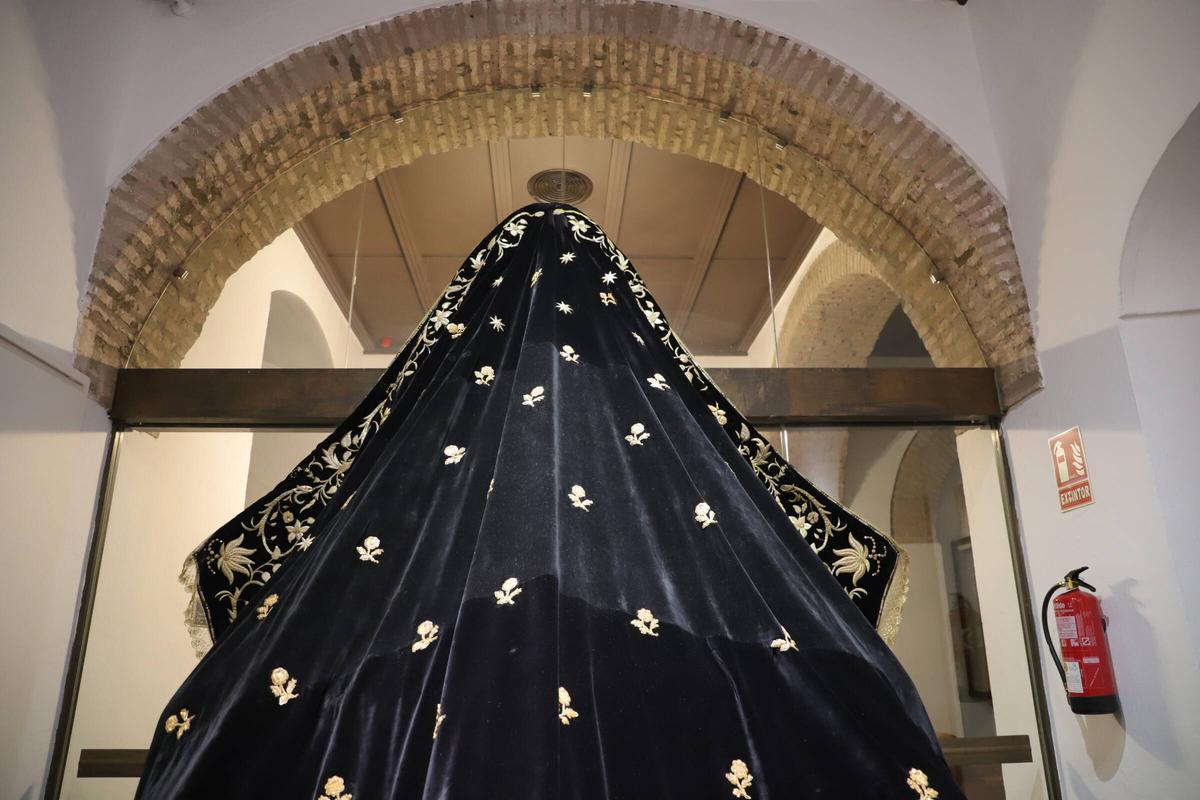 Manto de virgen restaurado con las ayudas de la Diputación, en la exposición 'El legado de la fe'