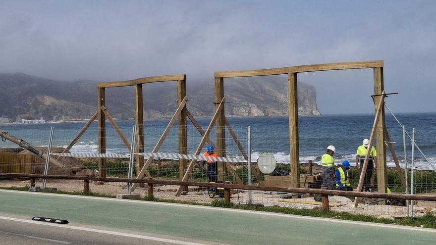 Los pórticos de madera que se están colocando en el Primer Muntanyar de Xàbia. | A. P.F.