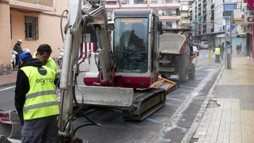 Las maquinarias que ayer comenzaron las obras en la calle Marte.