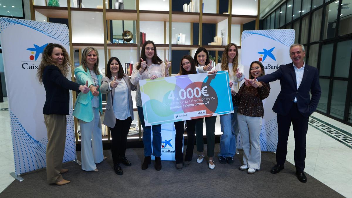 Las seis premiadas de la XI edición de los Premios Talento Joven reciben el cheque de 4.000€, acompañadas por Silvia Tomás, Olga García y José Luis Valencia.