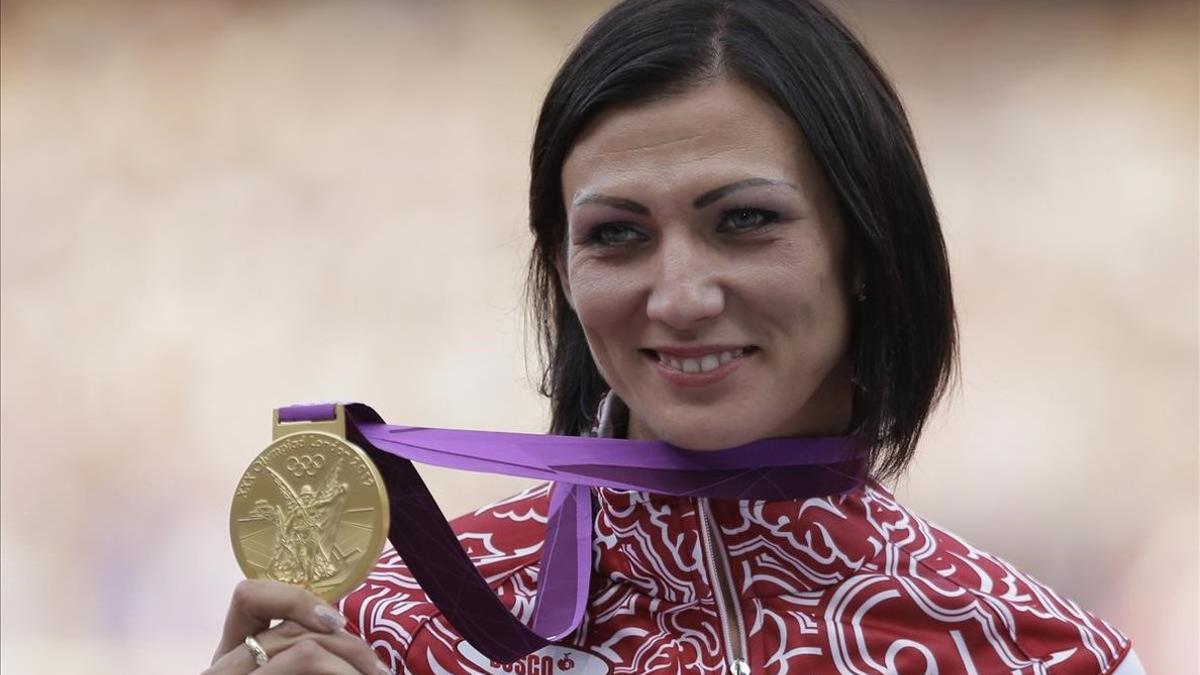 Natalya Antyukh muestra el oro logrado en los 400 vallas en Londres 2012.