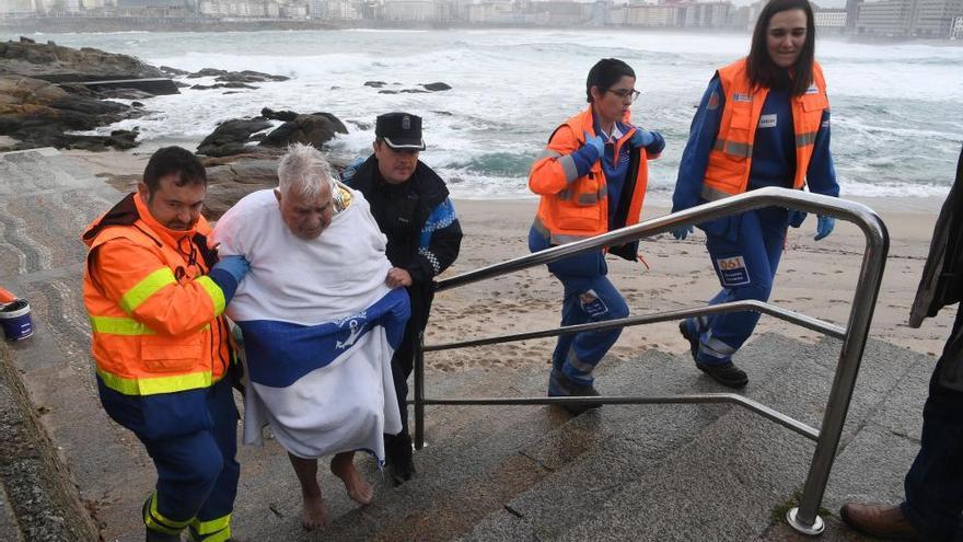 La Policía Local rescata a un bañista de 90 años en Riazor