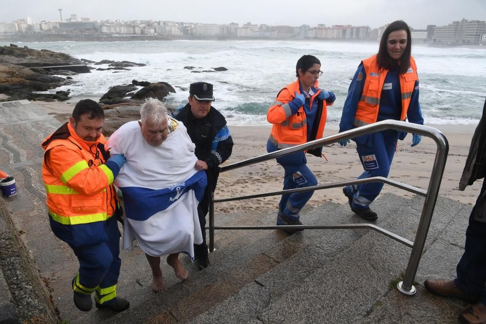 El 092 rescata a un bañista de 90 años en Riazor