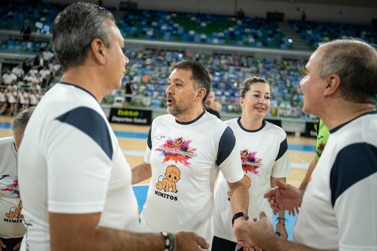 Bermúdez, entre los miembros del 'dream team' nacionalista del partido solidario.