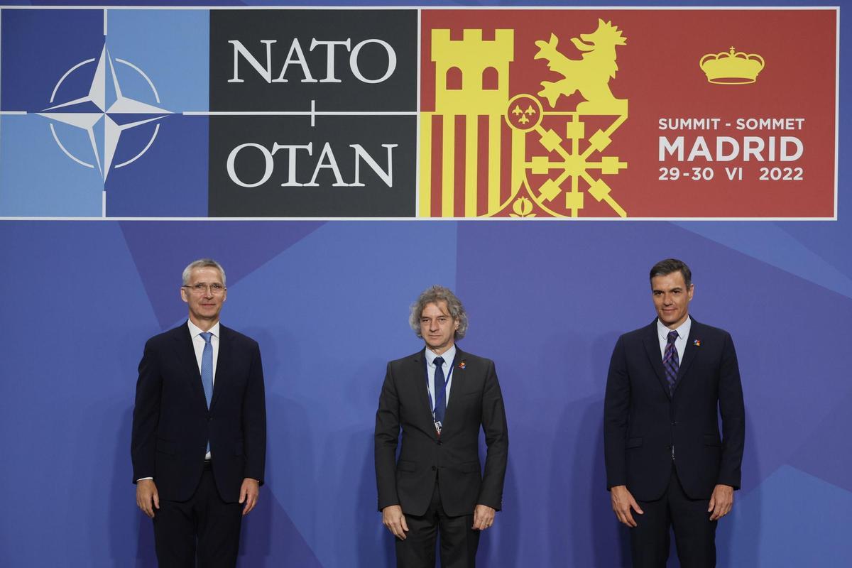 MADRID, 29/06/2022.- El presidente del Gobierno, Pedro Sánchez (d) junto con el secretario general de la OTAN, Jens Stoltenberg (i), el primer ministro esloveno, Robert Golob (c), esperan al resto de mandatarios para la foto oficial durante la primera jornada de la cumbre de la OTAN que se celebra este miércoles en el recinto de Ifema, en Madrid. EFE/JuanJo Martín