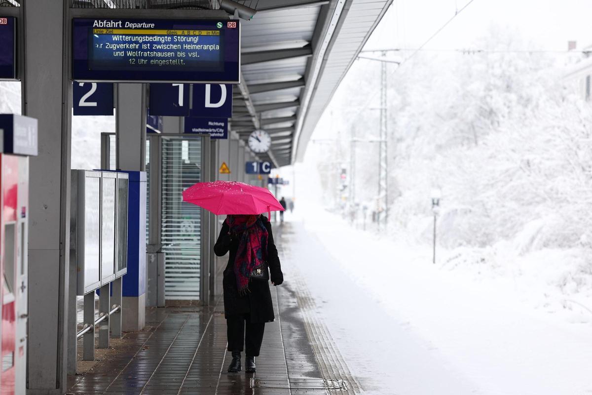 Una mujer camina por el andén de una estación de tren de Munich.