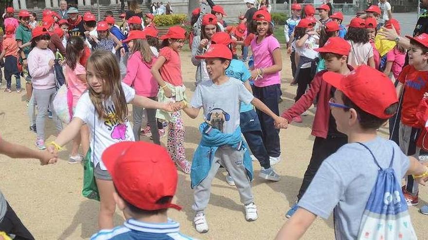 Alumnos del colegio Froebel participando en juegos en la plaza de España. // Rafa Vázquez