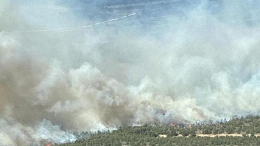 El fuerte viento propaga con rapidez el fuego en el parque natural de Sierra Espuña