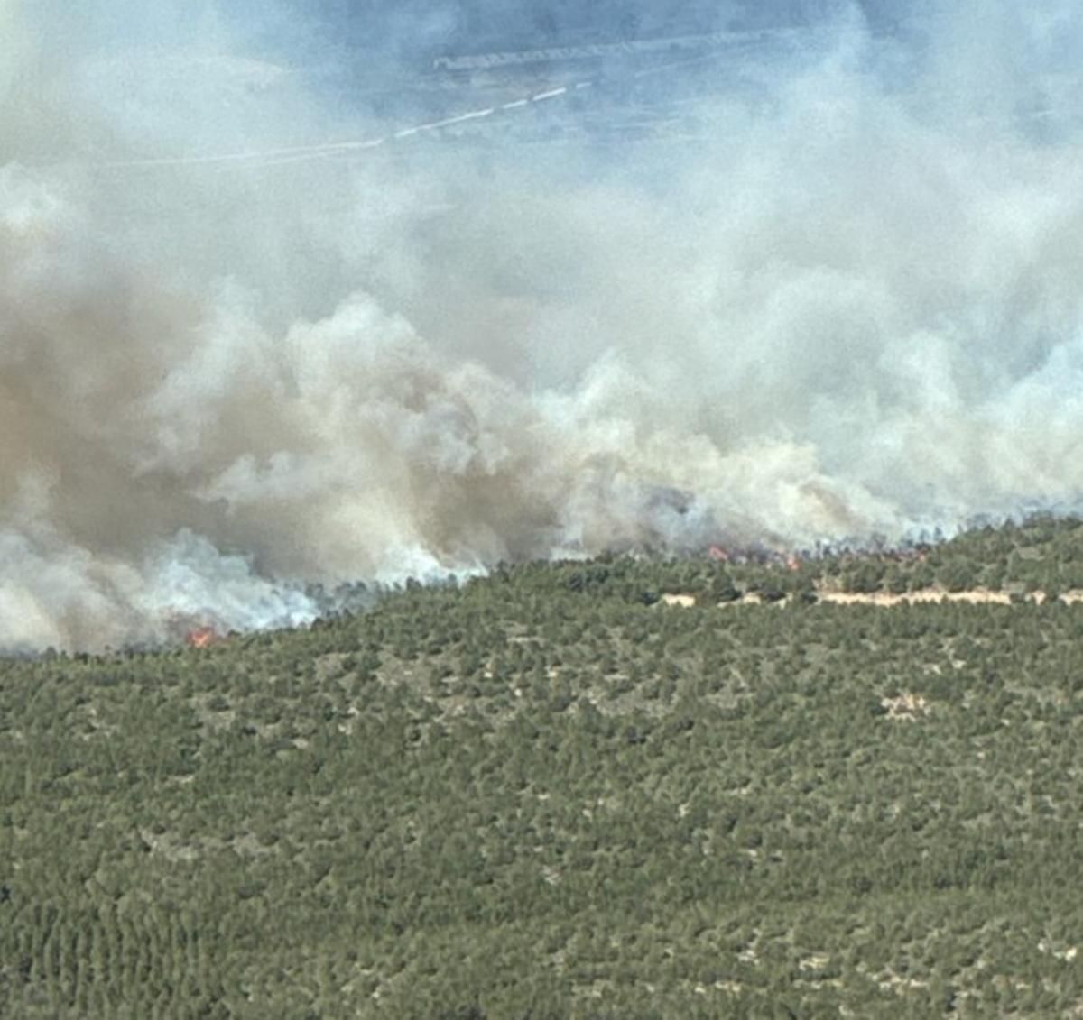 El fuerte viento propaga con rapidez el fuego en el parque natural de Sierra Espuña