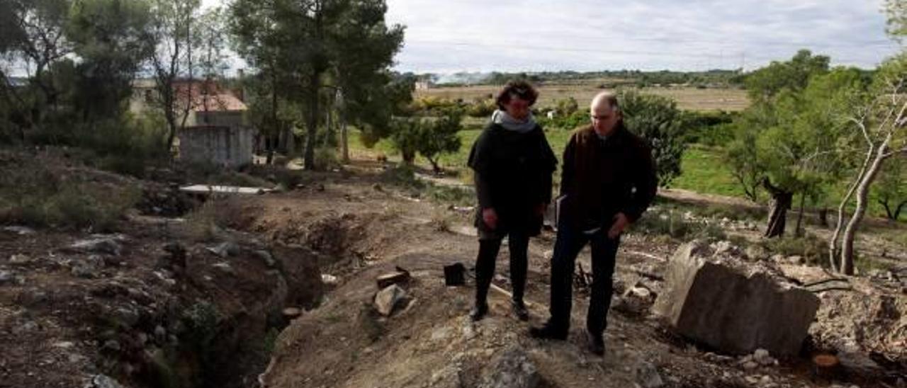 La concejala de Cultura, Daría Terrádez, y el arqueólogo Josep Maria Burriel, observan los trabajos que se están realizando en las trincheras del Corral del Quircho.