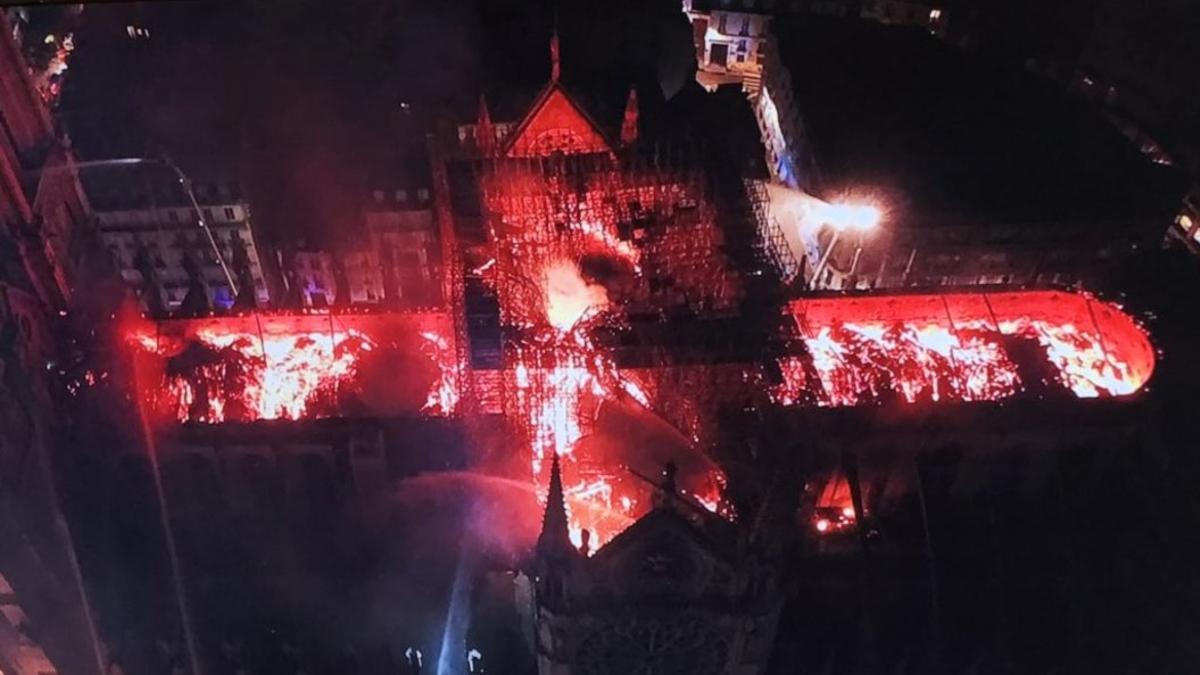Foto áerea de las naves de Notre Dame