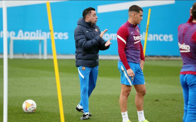 El segundo entrenamiento de Xavi, en imágenes