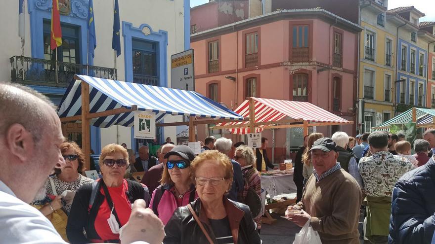 Degustación de fabada en la 1ª Flor de Grado el año pasado. | Sara Arias