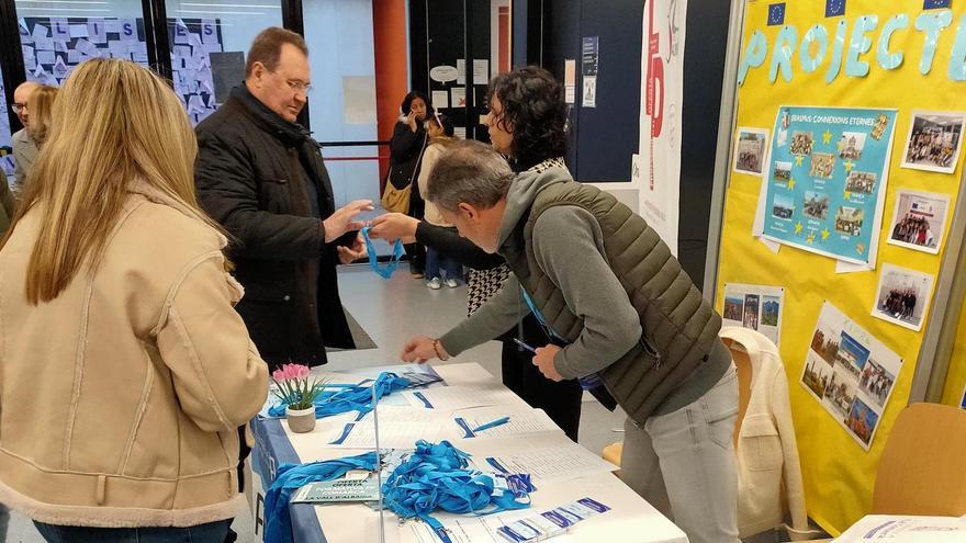 Participantes en la jornada "Teixint futur; FP, empreses i territori" en el IES Jaume I de Ontinyent.