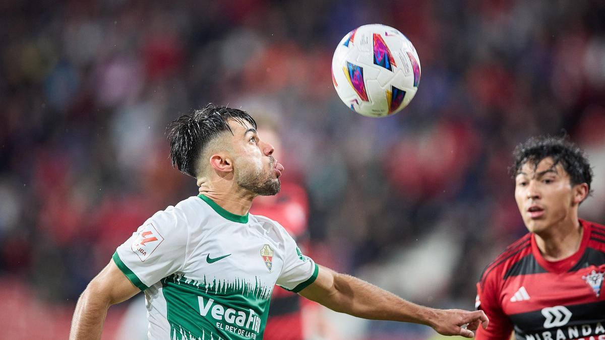 Arnau Puigmal intenta llevarse un balón de cabeza, durante el encuentro del pasado viernes, en Anduva, frente al Mirandés