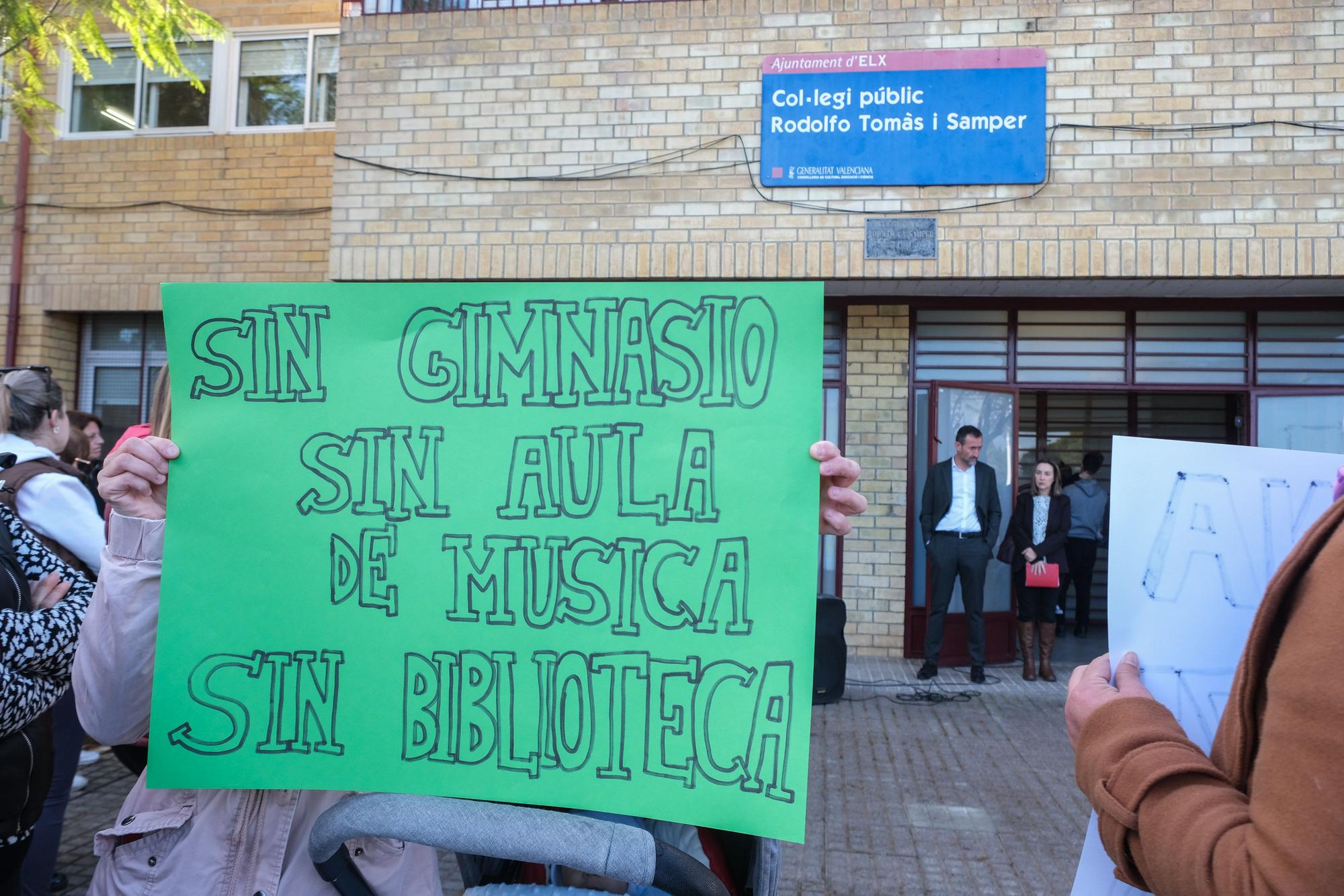 El alcalde de Elche acude a la protesta del colegio de El Altet para llamar a la calma