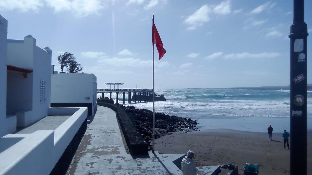 Bandera roja en la playa de La Garita, en Arrieta, este miércoles.