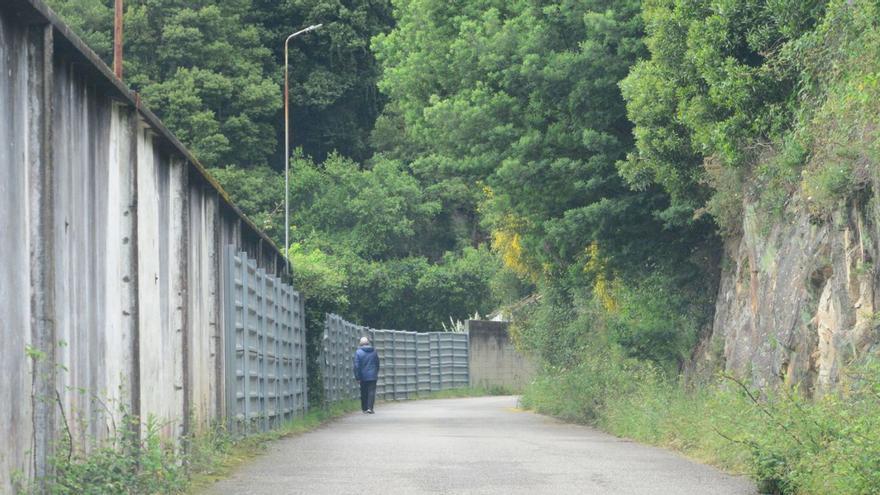 El vial de O Latón que cirvunvala el astillero Rodman, en Meira. | Gonzalo Núñez
