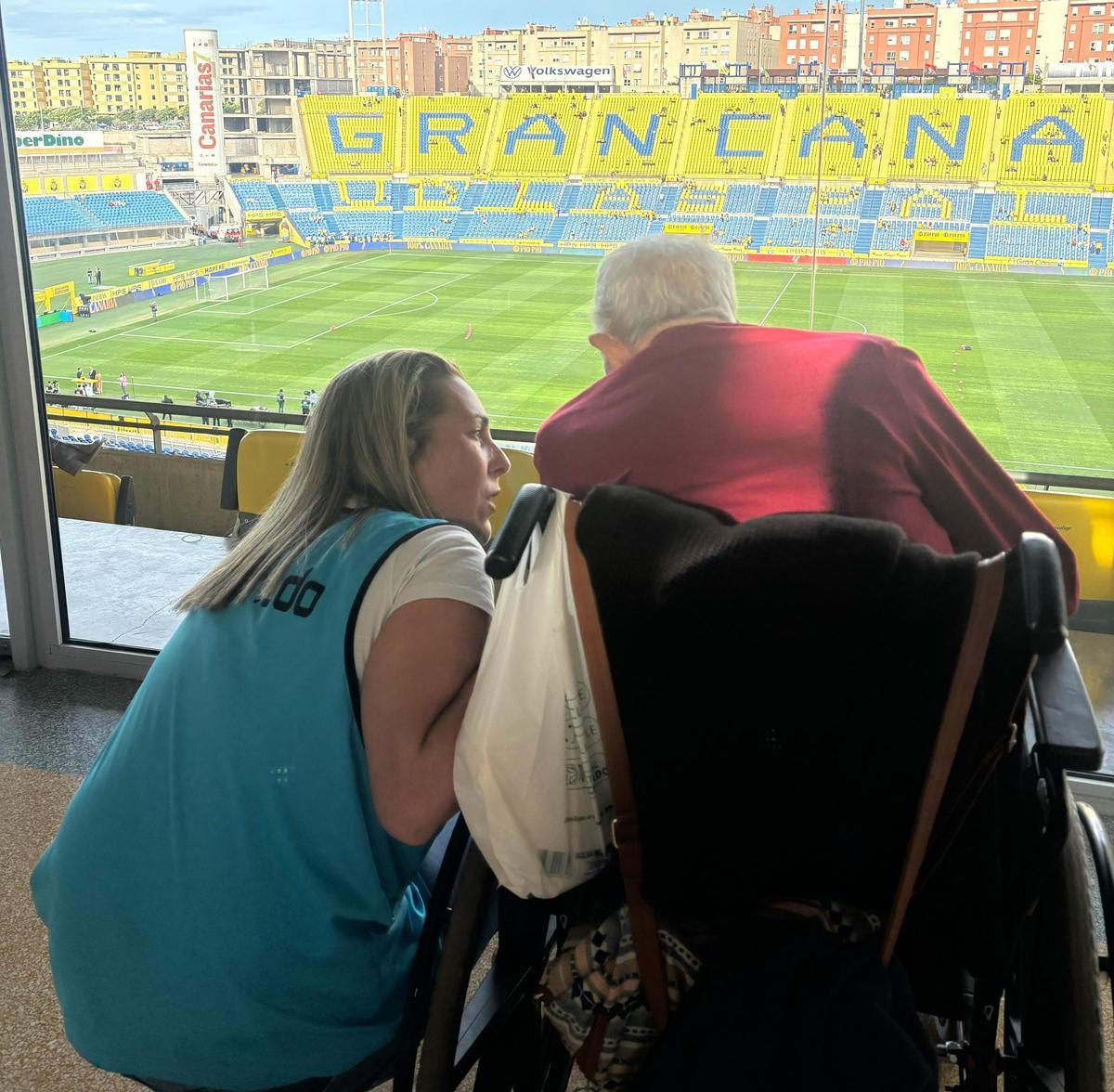 La Fundación Canaria UD Las Palmas en colaboración con "Adopta un Abuelo" hace posible el sueño de Juan Bautista