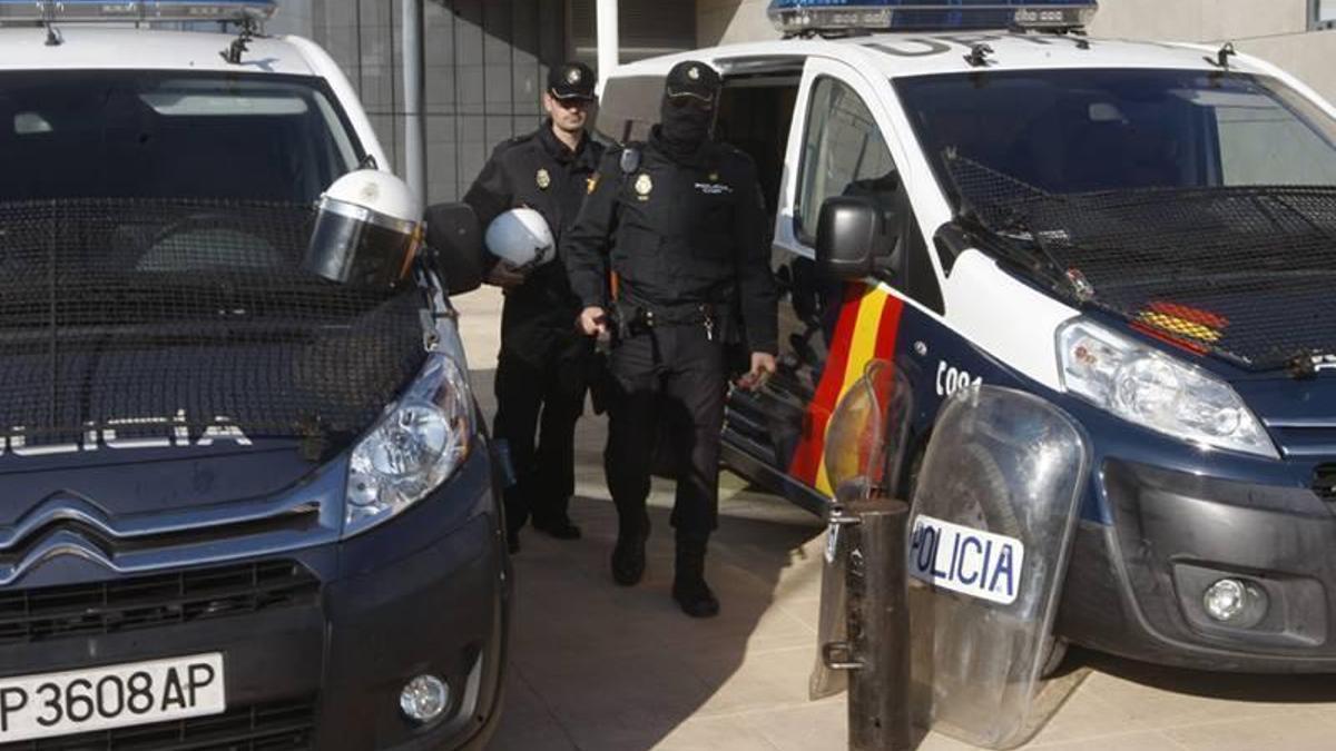 Imagen de archivo de varios agentes del Cuerpo Nacional de Policía en Zaragoza.