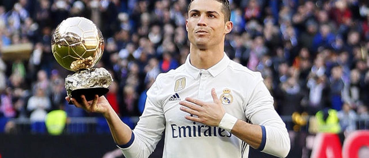 Cristiano Ronaldo posa con el Balón de Oro, antes de medirse al Granada en el Santiago Bernabéu.