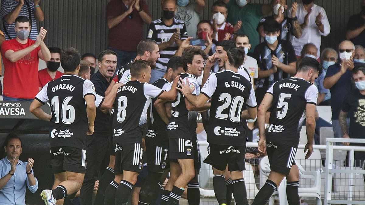 Los jugadores del FC Cartagena celebran un gol Luis Carrión