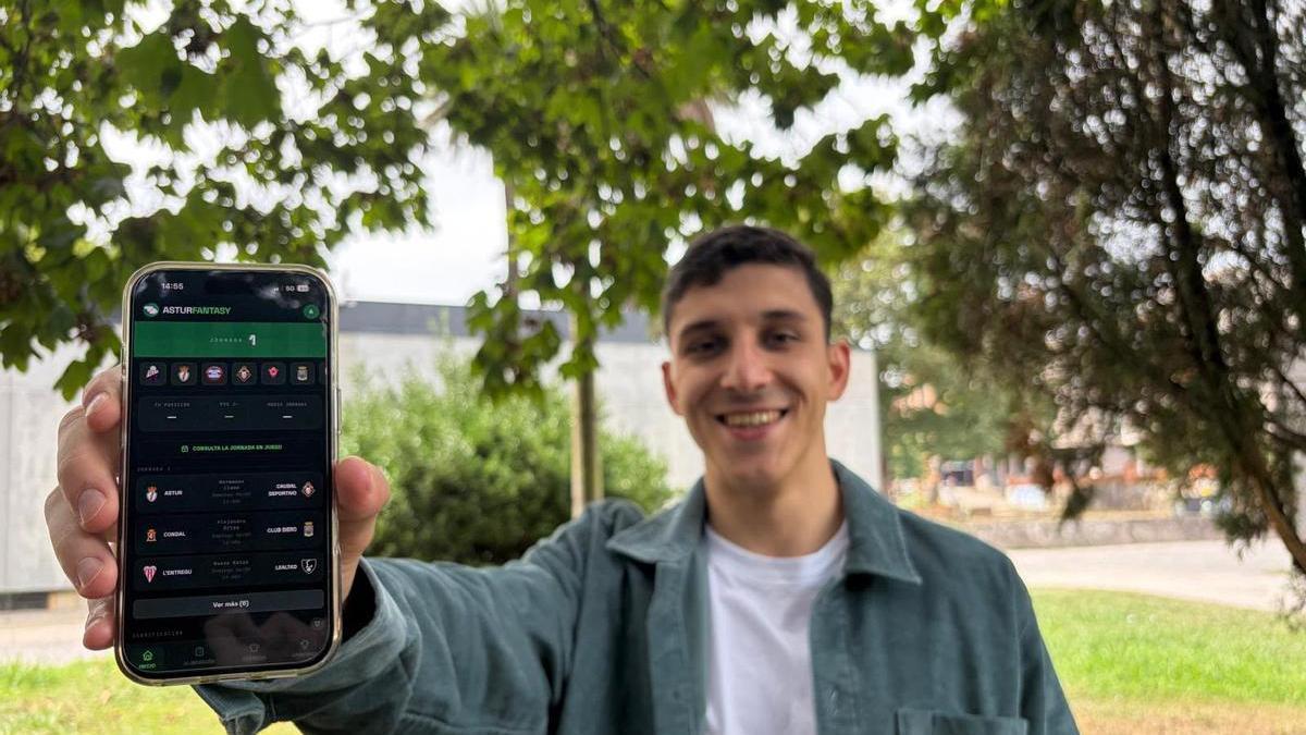 Borja Rodríguez, futbolista del Caudal, con la web de Asturfantasy.