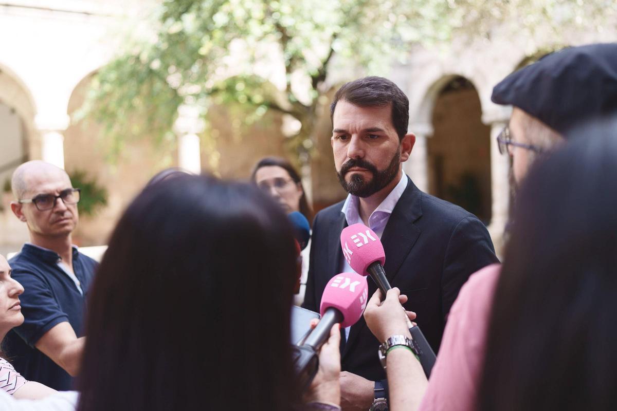 Fotogalería | Reunión entre la presidenta de la Junta, María Guardiola, y el secretario del PSOE en Extremadura, Álvaro Sánchez Cotrina