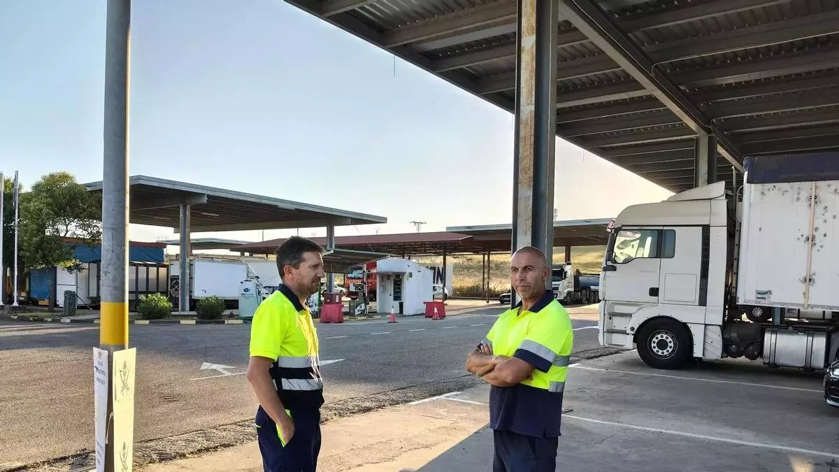 El drama de los centros de transporte de Extremadura: "Seis meses sin cobrar y ahora soy como un okupa"