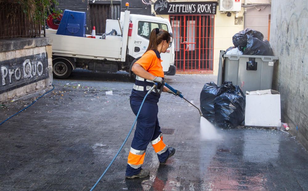 La basura no se retira hasta media mañana en el Barrio por la huelga de celo de la limpieza