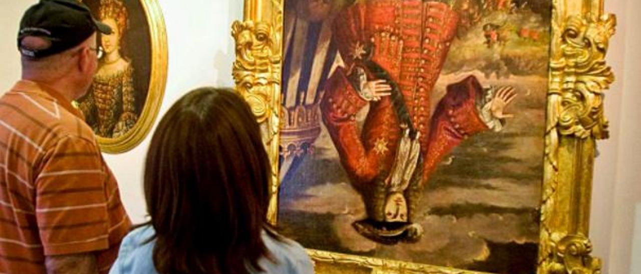 Dos visitantes contemplan el retrato de Felipe V | PERALES IBORRA