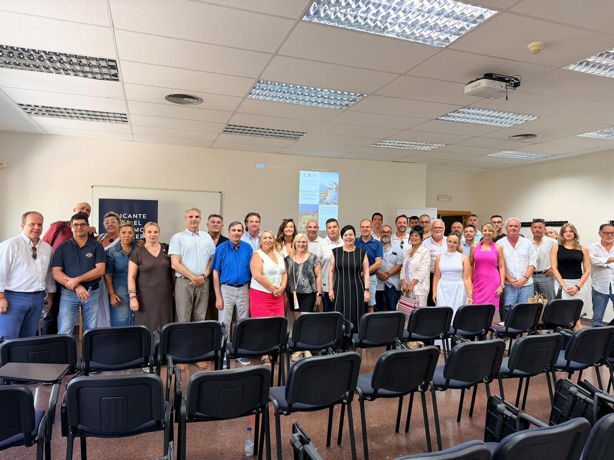 Al final de la asamblea de la asociación de cruceros se ha hecho una foto de familia.