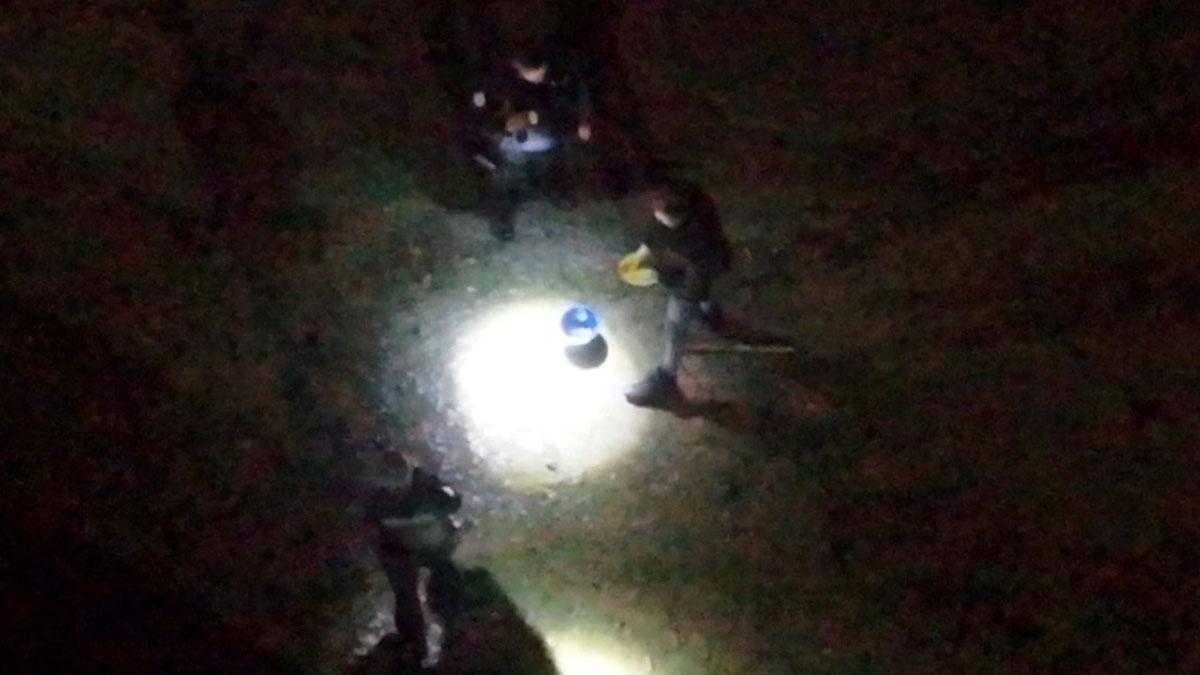 Los agentes de policía, junto a uno de los mariscadores furtivos en un arenal de Teis.