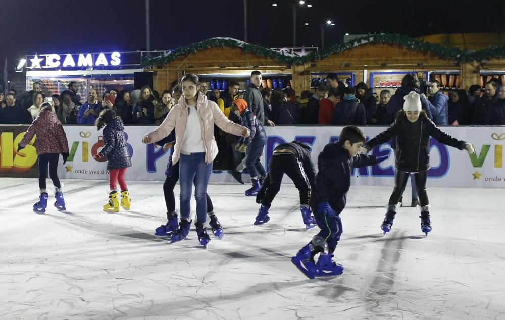 La ciudad inaugura la pista de patinaje al aire libre frente a las instalaciones del Real Club Náutico.