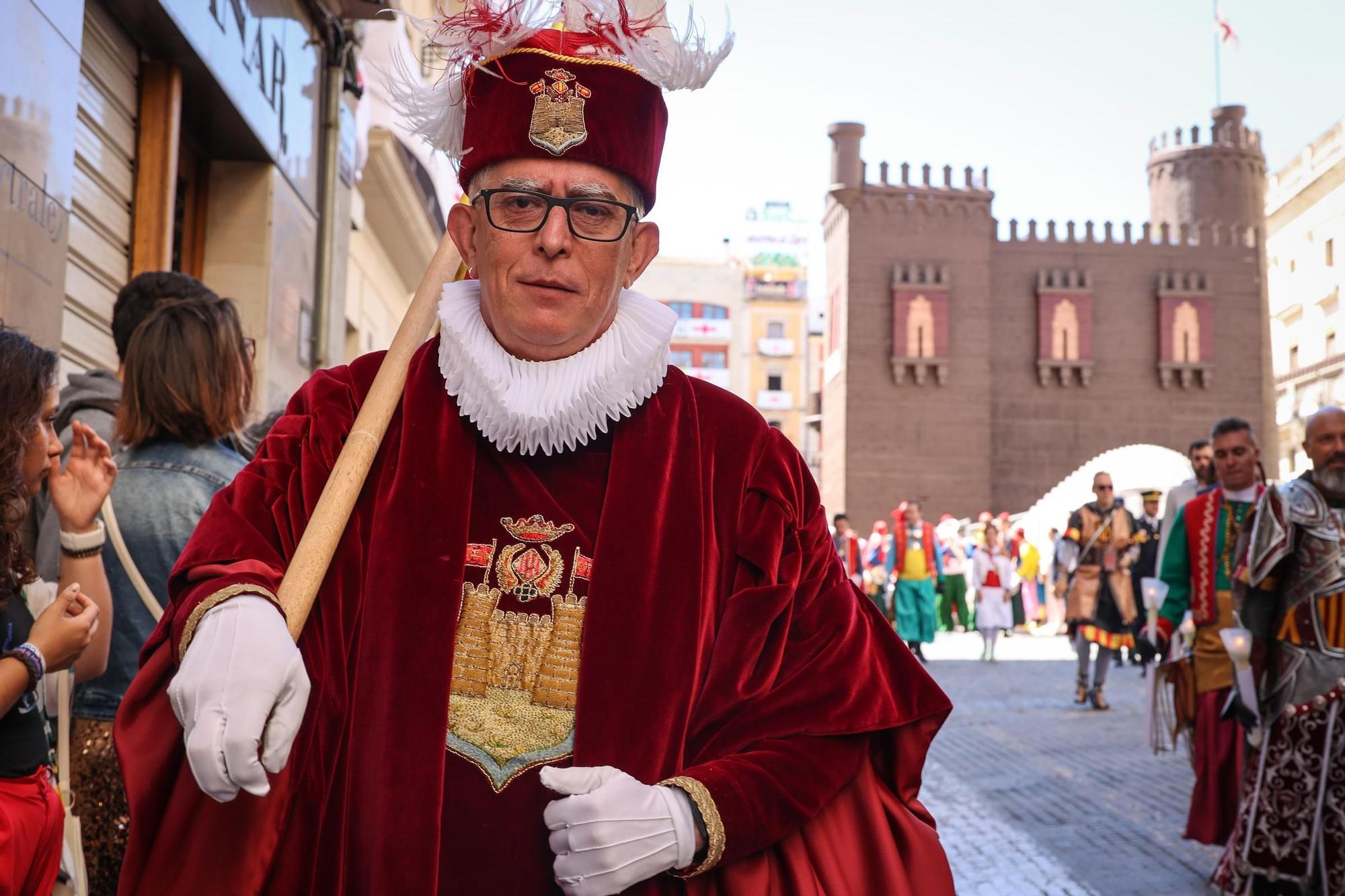 El Sant Jordiet entre claveles en la procesión de la Reliquia
