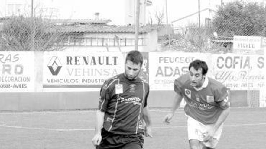 Chema Barreiro, a la izquierda, en pugna con Chiqui Abad, del Astur.